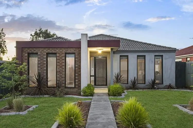 27 BUNDORAN AVENUE, Cranbourne VIC 3977