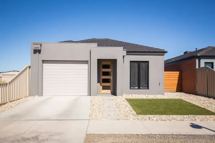 Main view of Homely townhouse listing, 2/40 Vine Avenue, Horsham VIC 3400
