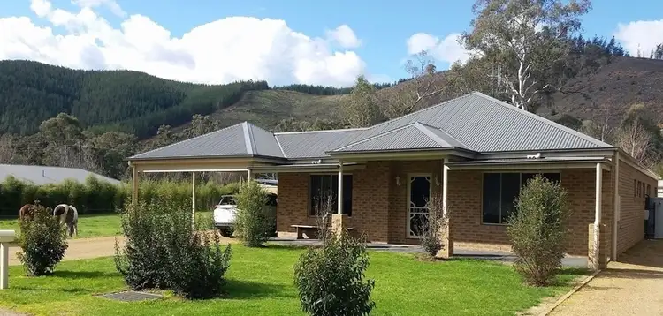8 Ashwood Avenue, Bright VIC 3741