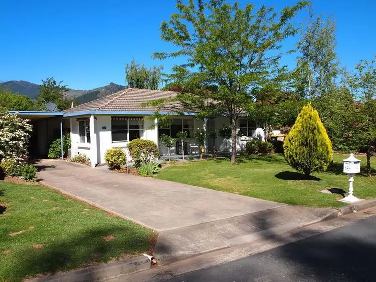 10 Claret Court, Bright VIC 3741