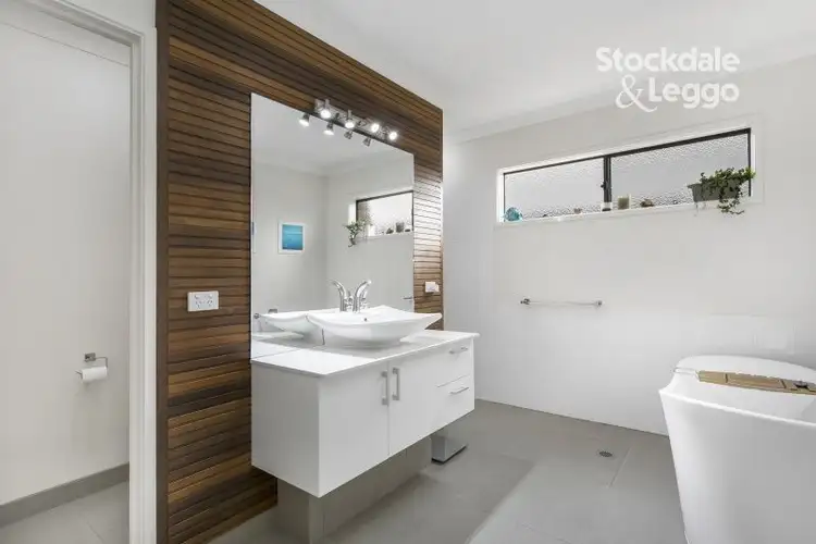 5 MAYFLOWER DRIVE, Cranbourne West VIC 3977