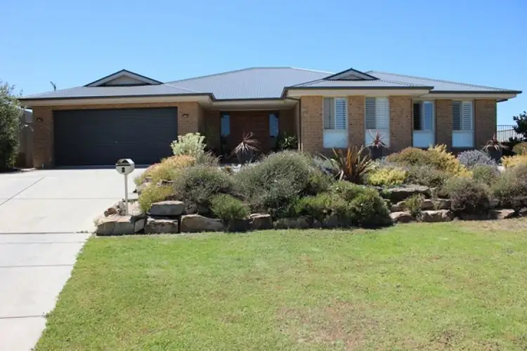 2 Tahara Crescent, Estella NSW 2650