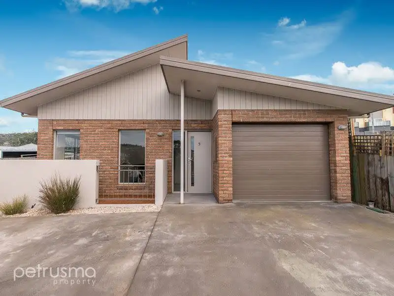 Main view of Homely villa listing, 5/10 Flagstaff Gully Road, Lindisfarne TAS 7015