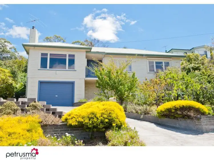 16 Oliver Avenue, Lindisfarne TAS 7015