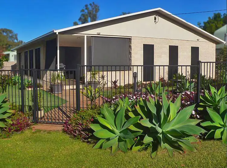 35 Leonie Cres, Lamb Island QLD 4184