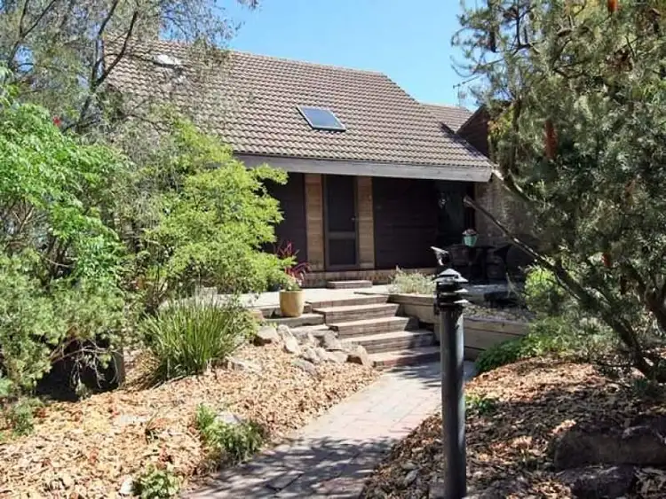 99 Wybalena Grove, Cook ACT 2614