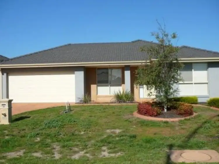 115 Middle Park Drive, Sanctuary Lakes VIC 3030