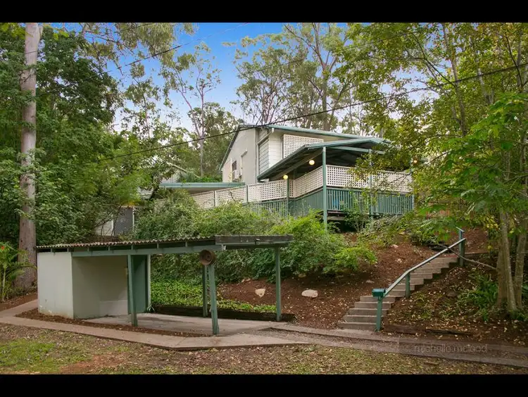 15 Stonehenge Street, Chapel Hill QLD 4069