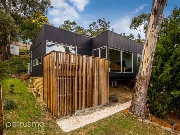 114 Karoola Road, Lindisfarne TAS 7015