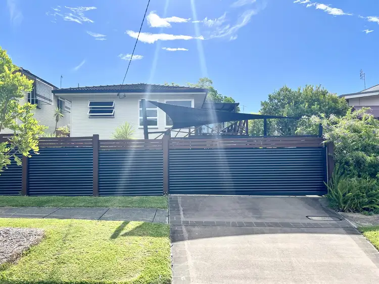 16 Vernon Avenue, Labrador QLD 4215