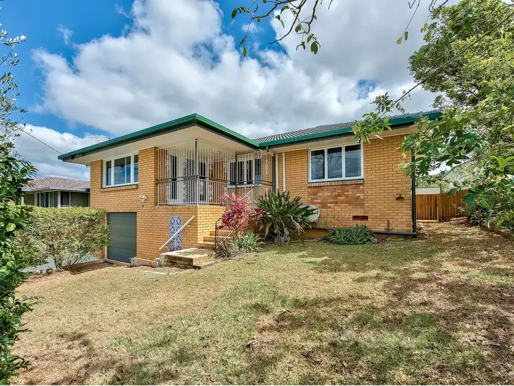220 Broadwater Rd, Mansfield QLD 4122