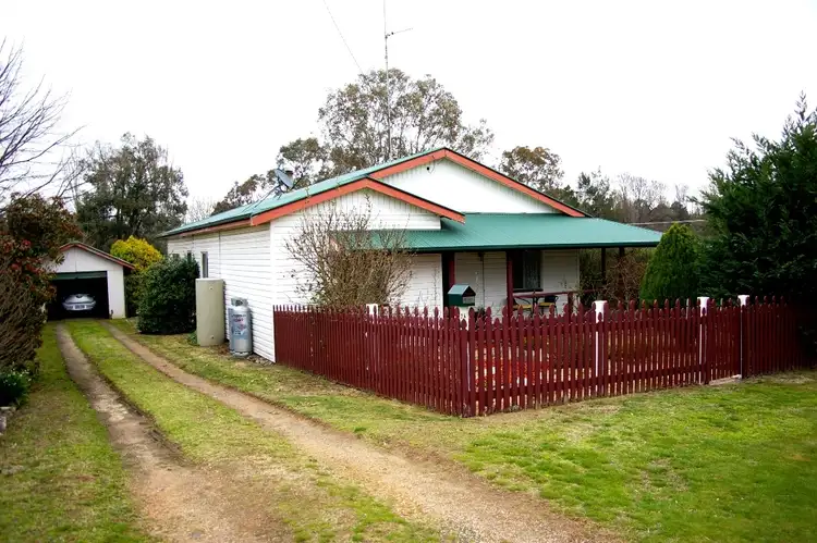 24 Salisbury Street, Uralla NSW 2358