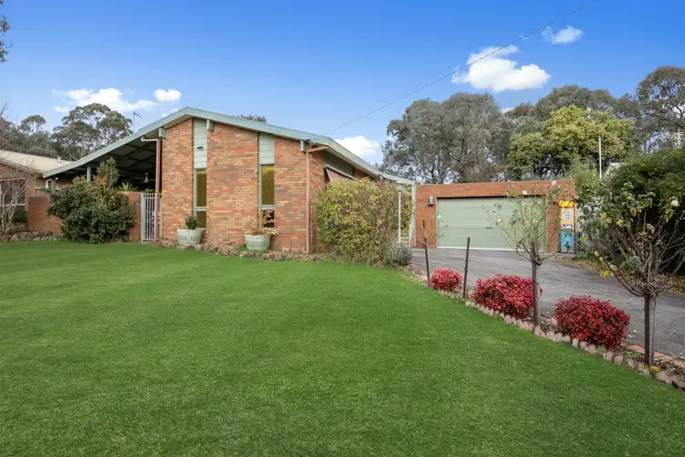 18 Deakin Dr