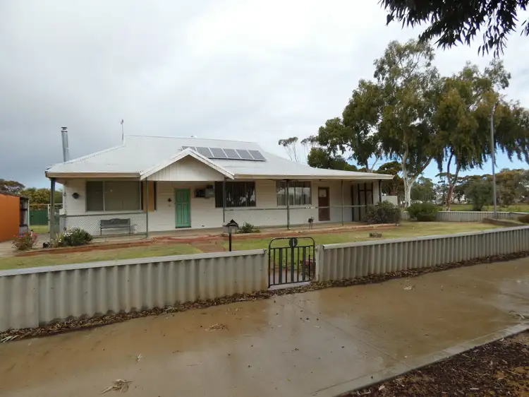 1 Colin St, Merredin WA 6415