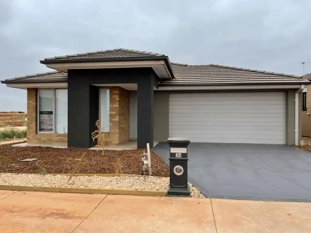 34 Adelong Bvd, Cobblebank VIC 3338