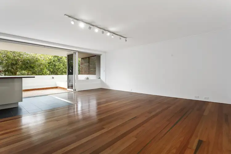 6 Martens Lane