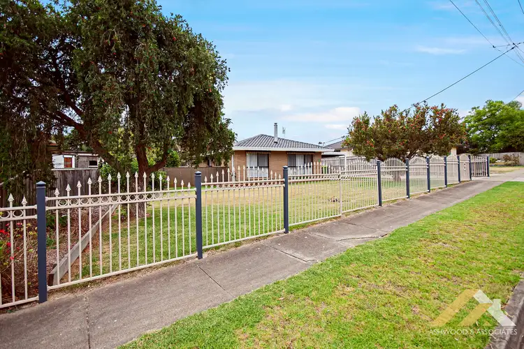 12 Dahlsen Cres