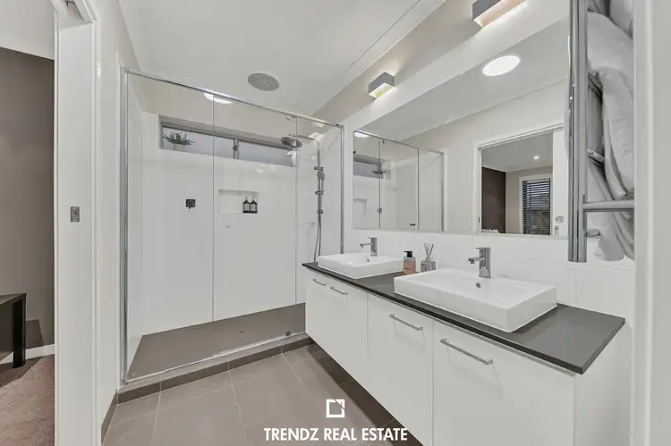 Fifth view of Homely house listing, 5 Celsius Dr, Cranbourne North VIC 3977