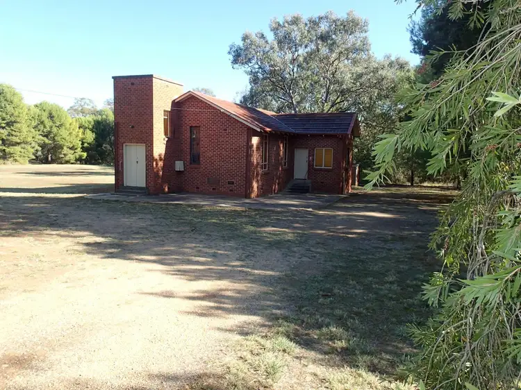 42 Queen St, Walbundrie NSW 2642
