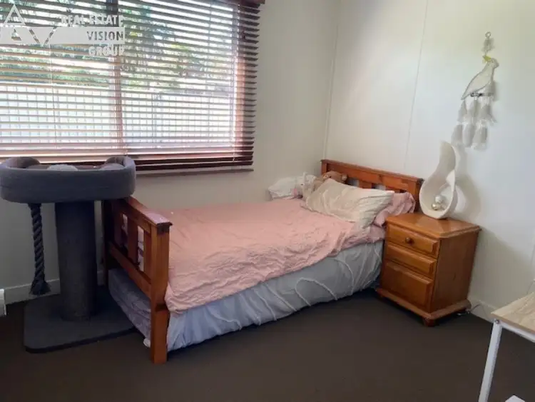 Fifth view of Homely house listing, 2 Carbeen Pl, Emerald QLD 4720