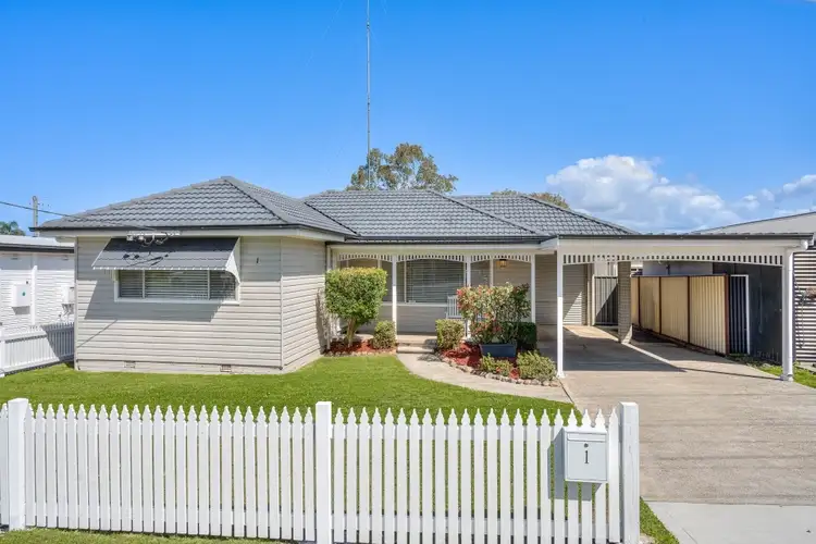 1 Railway Cres, Belmont North NSW 2280