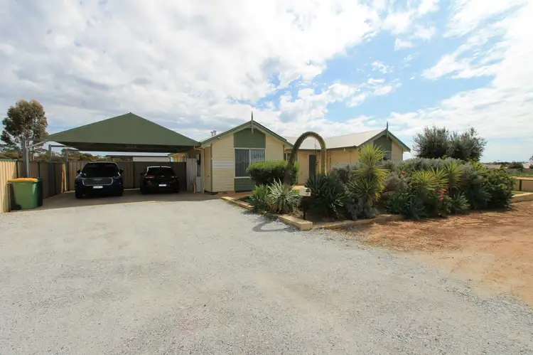 9 Mcginniss Way, Merredin WA 6415