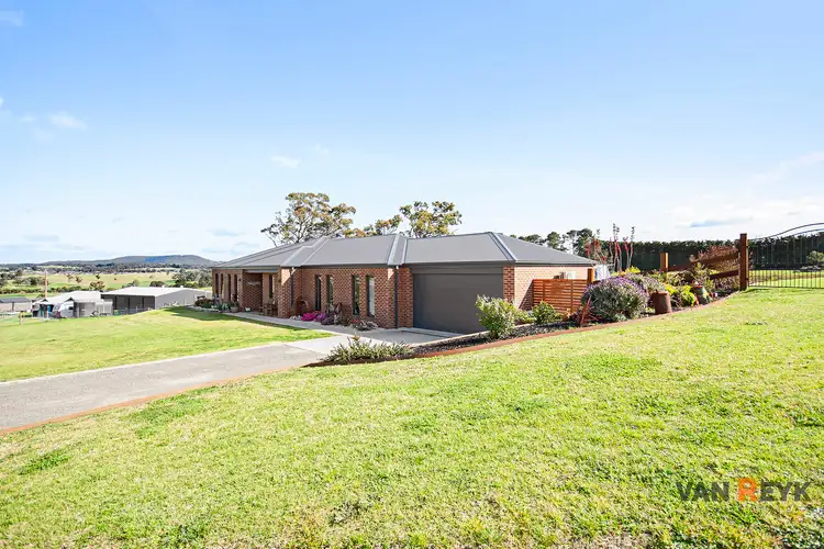 4 Davidson Dr, Wy Yung VIC 3875