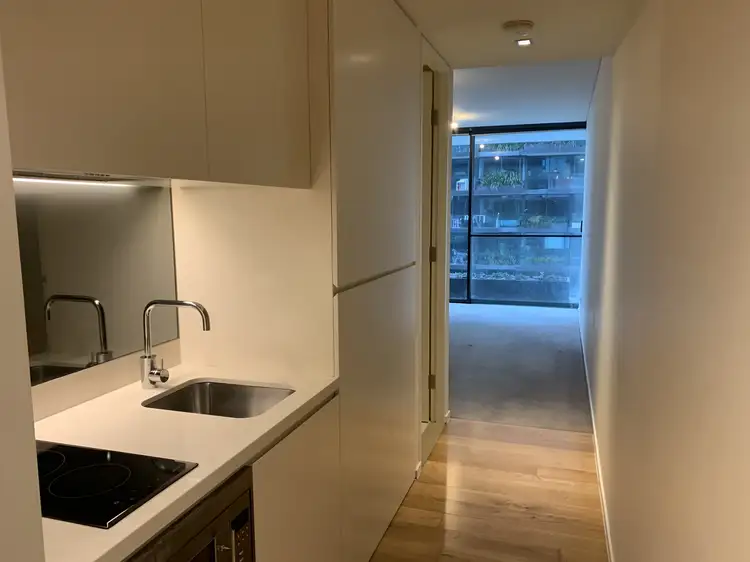 3 Carlton St