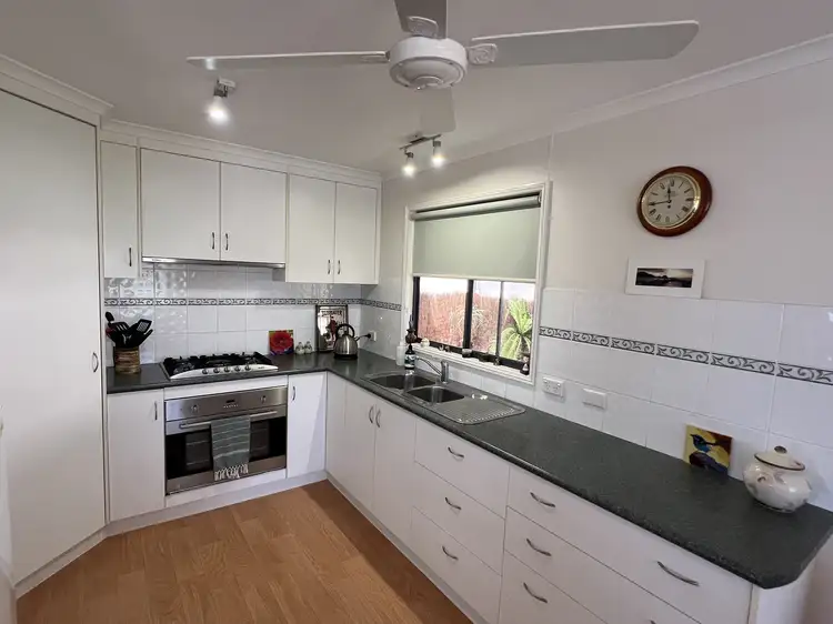 Fifth view of Homely unit listing, 6 Edward Ct, Cobram VIC 3644