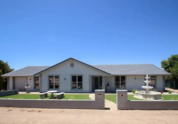 120 Bay Rd, Moonta Bay SA 5558
