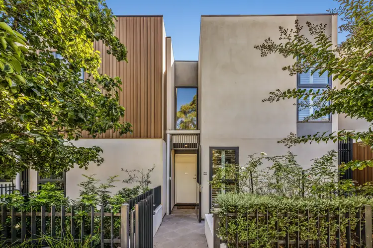 19-21 Landcox St