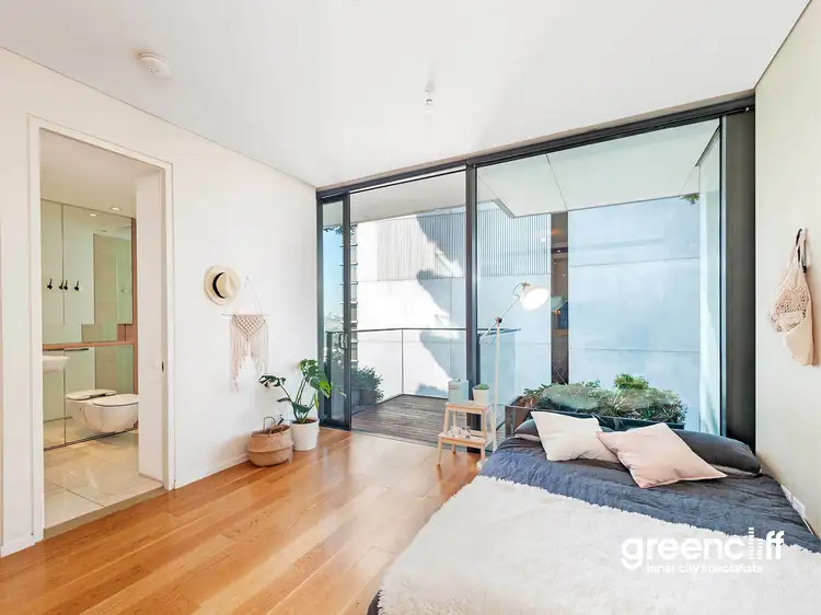 3 Carlton St
