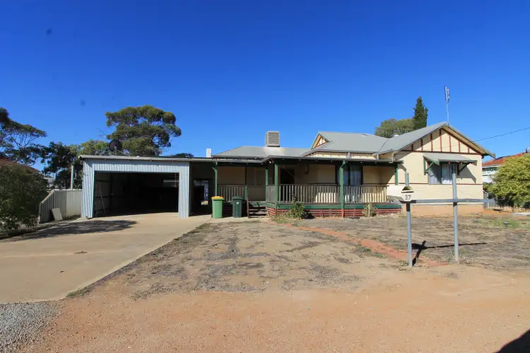 27 Woolgar Ave, Merredin WA 6415