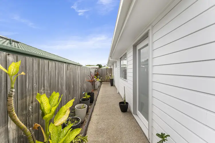 2/2 Aimee Dr, Urangan QLD 4655
