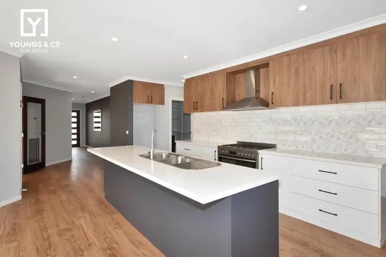 Fifth view of Homely house listing, 8 Learmonth Ave, Kialla VIC 3631