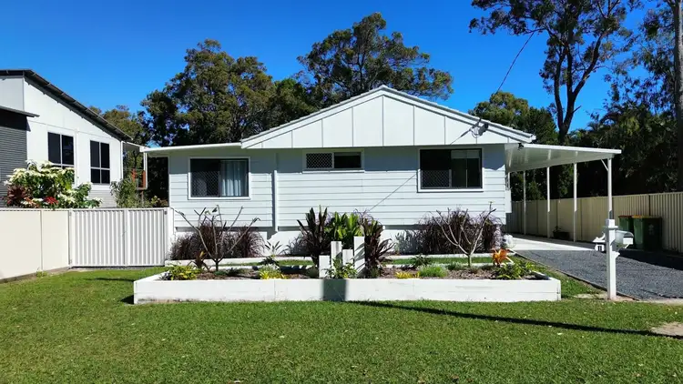 11 Arthur St, Macleay Island QLD 4184