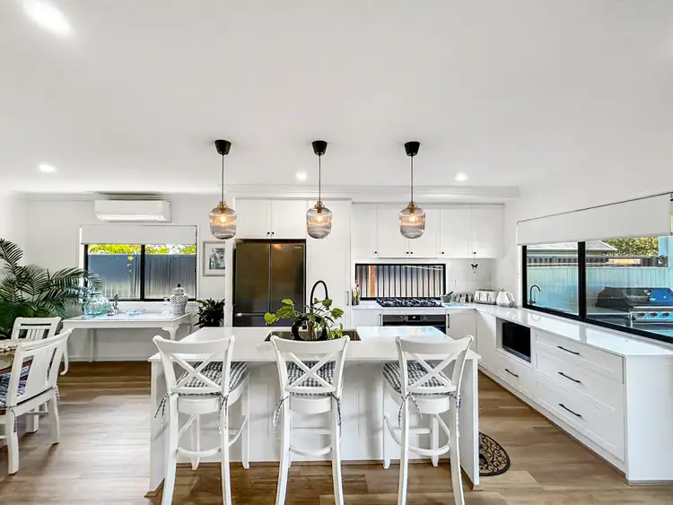 24 George St, Macleay Island QLD 4184