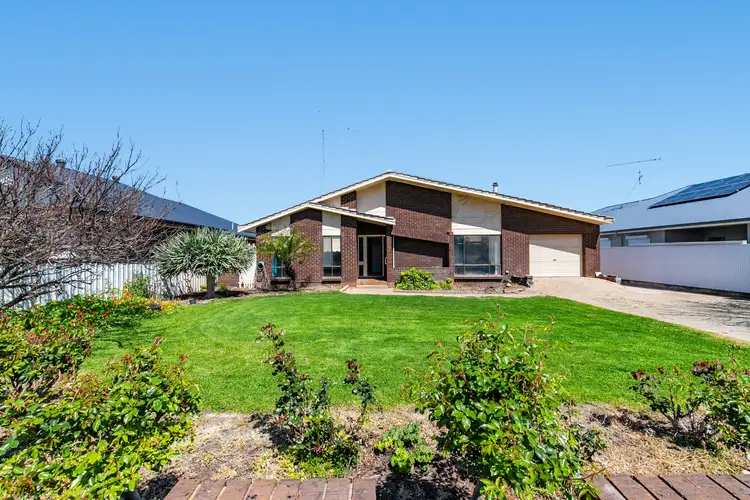 69 Bay Rd, Moonta Bay SA 5558