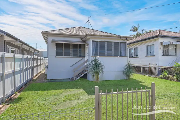 36 King St, Woody Point QLD 4019