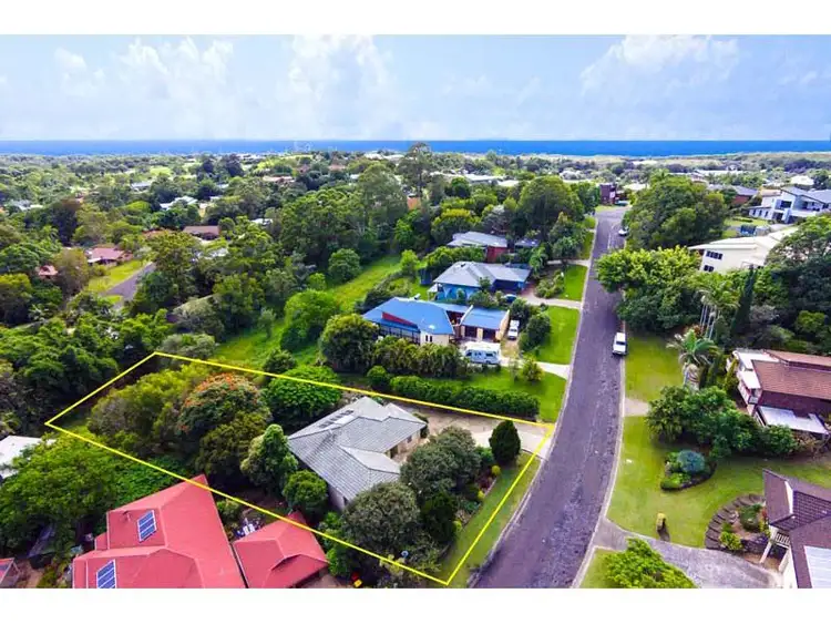 10 Coomburra Crescent, Ocean Shores NSW 2483