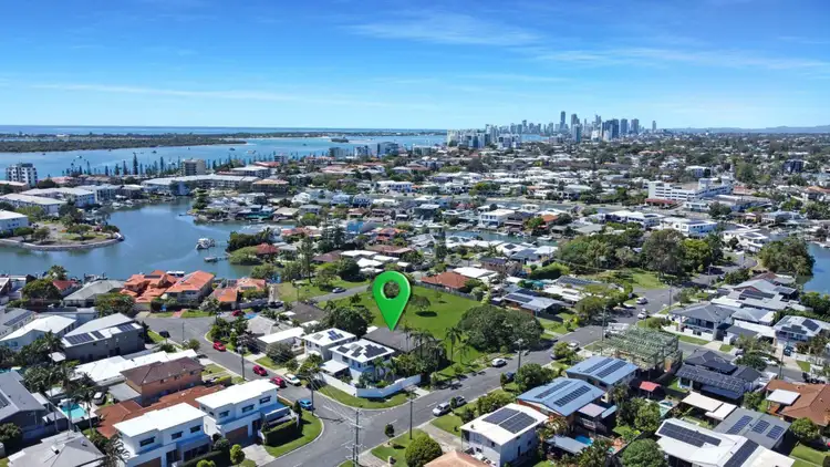 33 Stradbroke St, Biggera Waters QLD 4216
