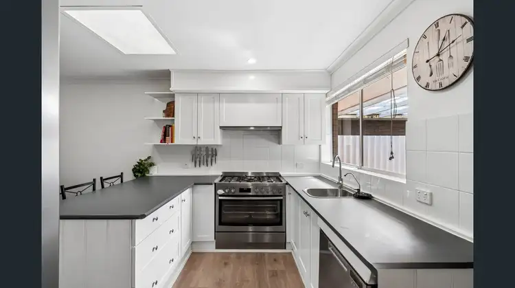 8 Abrolhos Close