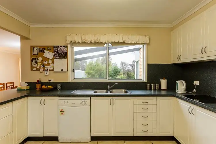 Fifth view of Homely house listing, 2 Lemin Avenue, Rutherglen VIC 3685