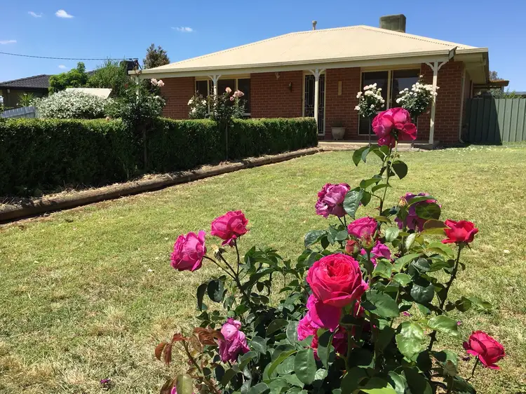 2 Pell St, Howlong NSW 2643