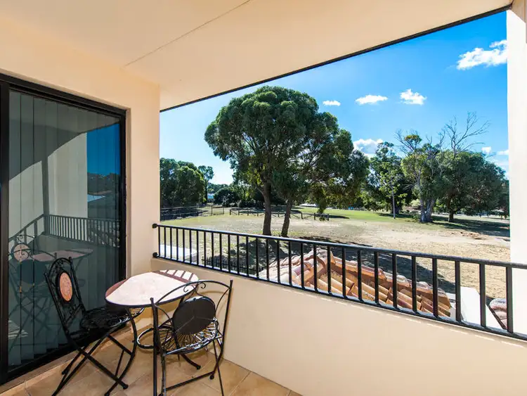 4/21 Pebblebeach Boulevard, Meadow Springs WA 6210