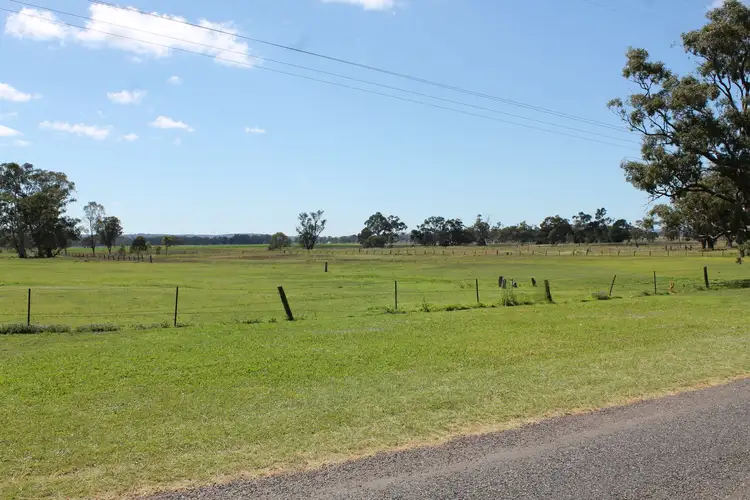 126 White St, Pratten QLD 4370