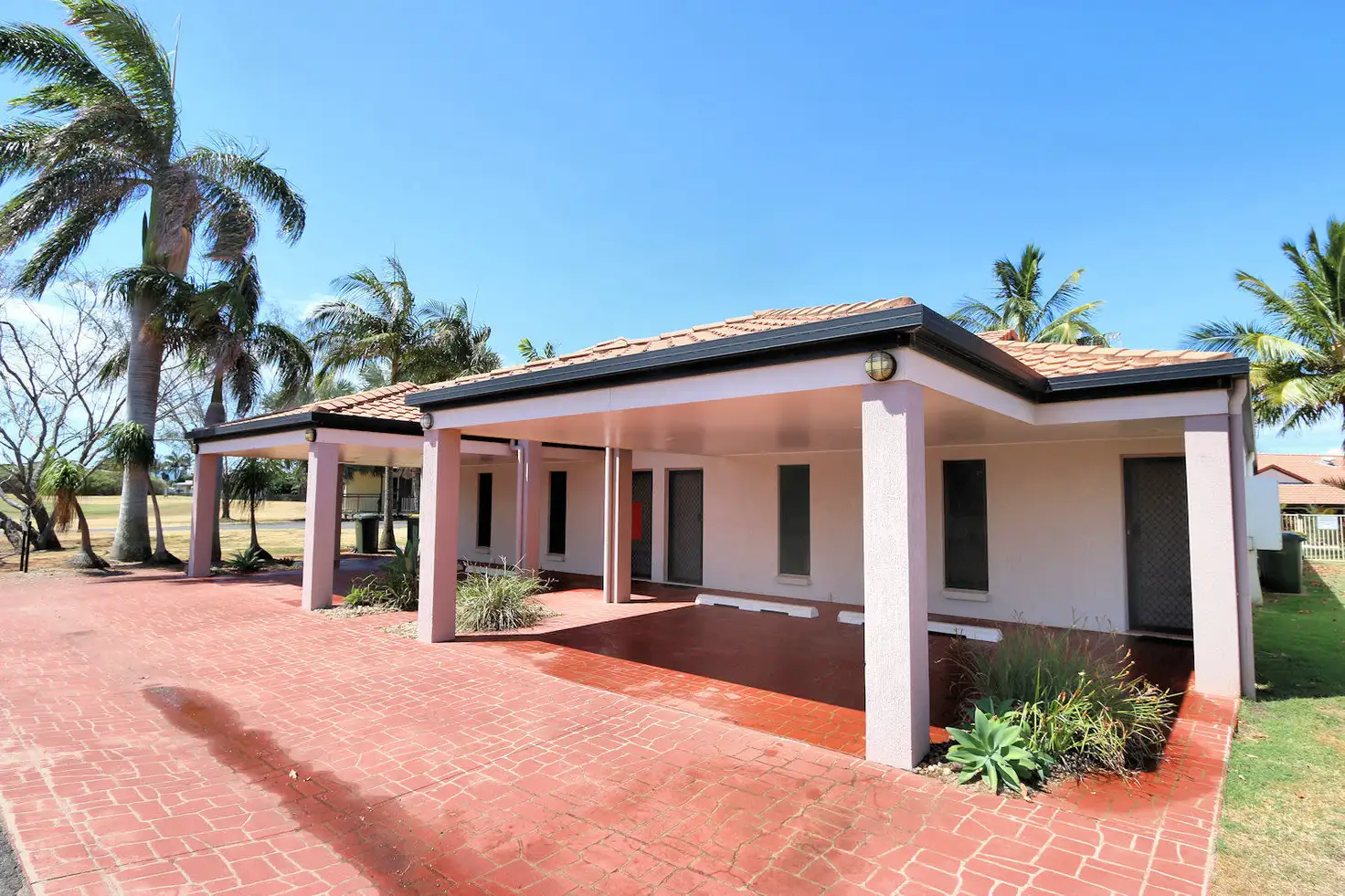 Main view of Homely unit listing, 10/32 PEBBLE BEACH DR, Coral Cove QLD 4670