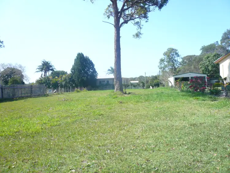 21 Hamilton Pde, Macleay Island QLD 4184