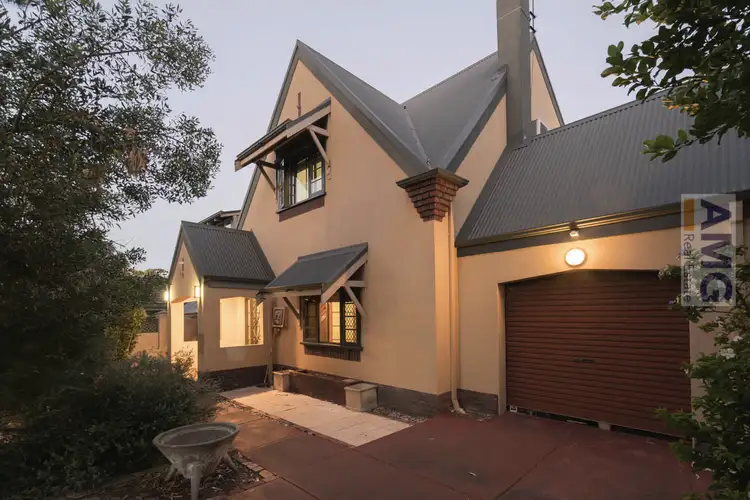 8 Dalgety St