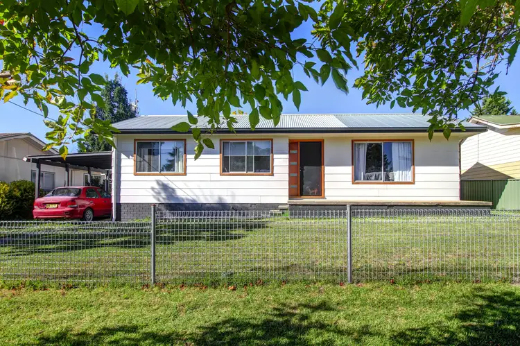 14 Rowan Ave, Uralla NSW 2358
